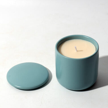 Alt：Creative Macaron Ceramic Candle Jar Manufacturer with Lid